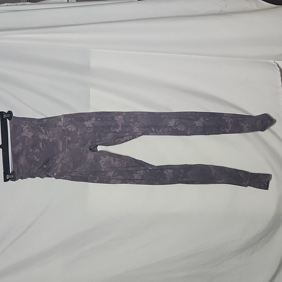 lululemon athletica Pants - Lululemon Hug Your Core Super SHR Tight 28" Size 0 Reversible Chrome/purple
